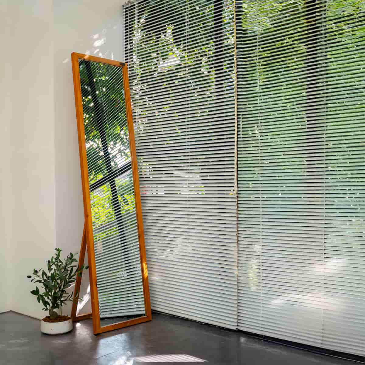 Room 2 - Gương soi toàn thân khung gỗ dáng nghiêng